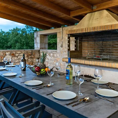 Eris Villa